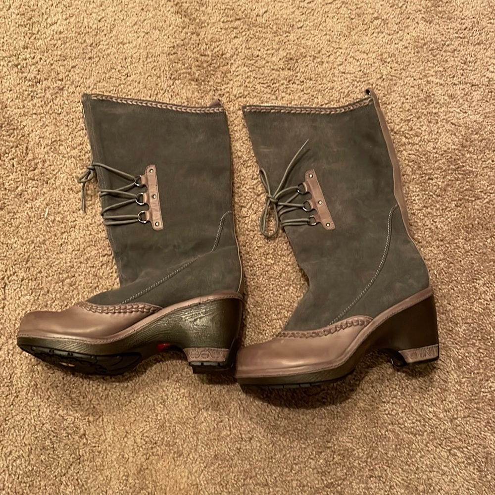 Jambu Size 8, Dark Grey And Taupe accents.